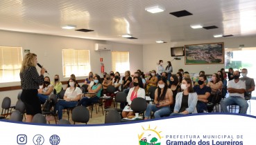 Secretaria de Educação promove formação para os professores e funcionários da rede municipal.